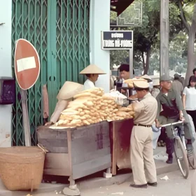 bánh mì chan nước