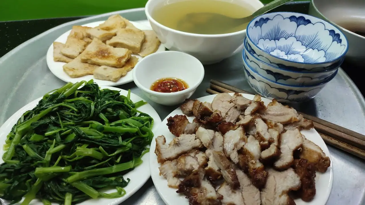 Có những món ăn khi nhắc lại bỗng thấy lòng chùng xuống nhớ về một thời đã xa. Rau muống xào tóp mỡ là một món mỹ vị của thời khó khăn.
